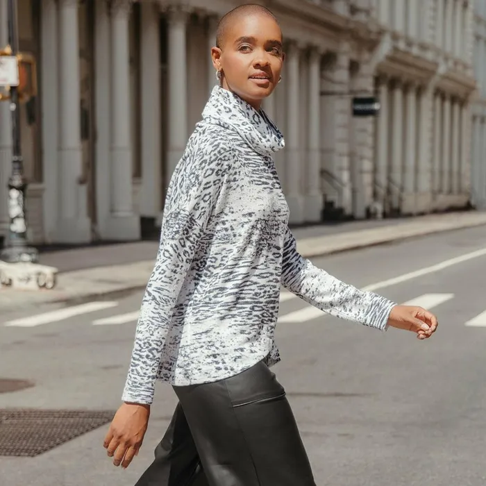 Cozy Shimmer Texture 8211 Tipped Hem Sweater Top 8211 Snow Leopard 8211 Final Sale Women Clara Sunwoo Sweaters Cozy Shimmer Texture 8211 Tipped Hem Sweater Top 8211 Snow Leopard 8211 Final Sale Women Clara Sunwoo Sweaters