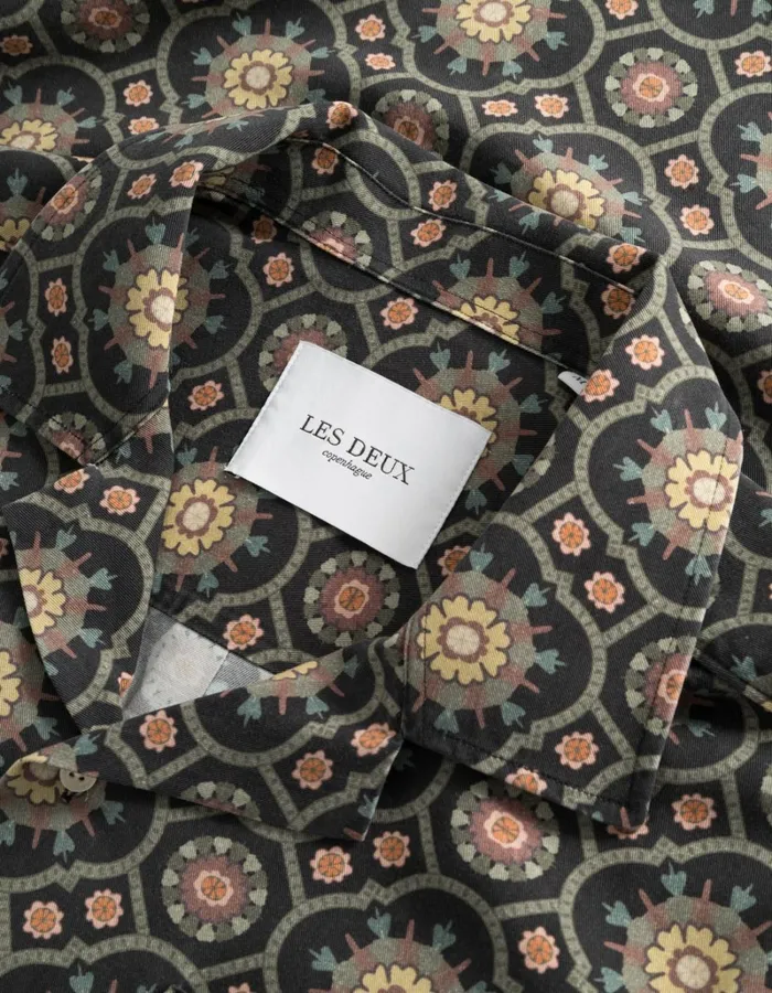 Men Les Deux ShirtsOvershirts Tapestry SS Shirt 8211 BlackSurplus Green
