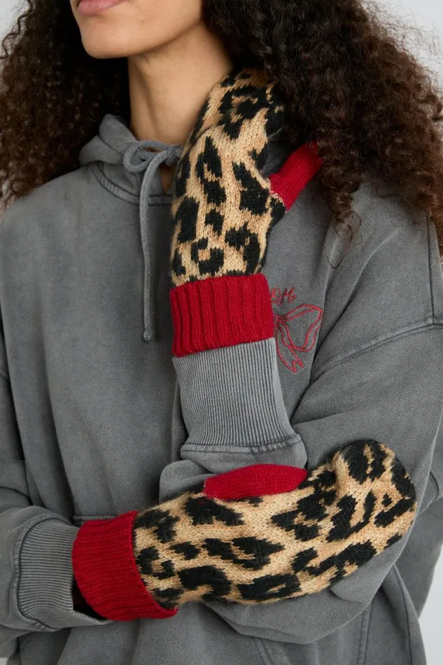 Women Damson Madder Gloves Leopard Mittens In Fluffy Yarn